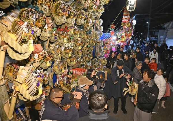 縁起物が売れ、手締めの声が響く恵比寿講＝19日午後５時10分、足利市西宮町