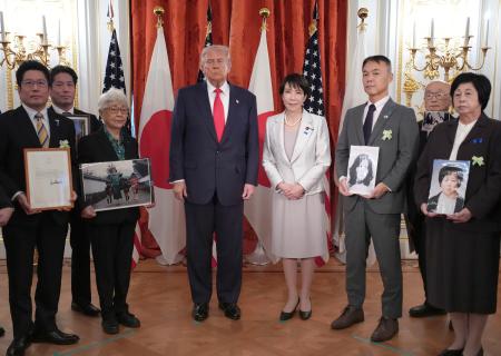 　横田早紀江さん（左から３人目）ら、北朝鮮による拉致被害者家族と面会するトランプ米大統領（中央左）と高市首相（同右）＝２８日、東京・元赤坂の迎賓館（ゲッティ＝共同）