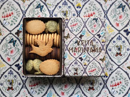 ケイタマルヤマのテキスタイル模様を缶に施したクッキー「バタフライ」(提供写真)
