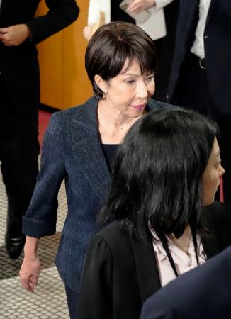　２日、自民党本部を出る高市前経済安保相＝東京・永田町
