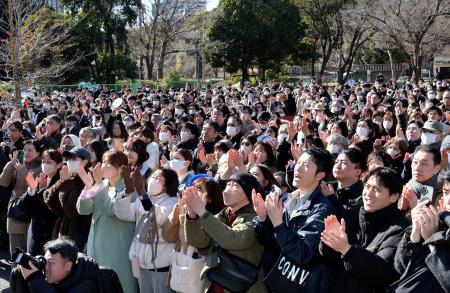 　衆院選の公示を２７日に控え、政党の街頭演説に拍手を送る人たち。２月８日の投開票日に向け、各党が支持を訴えた＝２５日午後、東京都港区