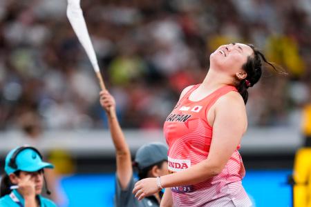 女子やり投げ予選 2投目を終え、天を仰ぐ北口榛花=国立競技場
