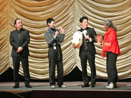 　ベルリン国際映画祭で「映画　えんとつ町のプペル　約束の時計台」の上映後に登壇した西野亮広（右から２人目）＝ベルリン（共同）