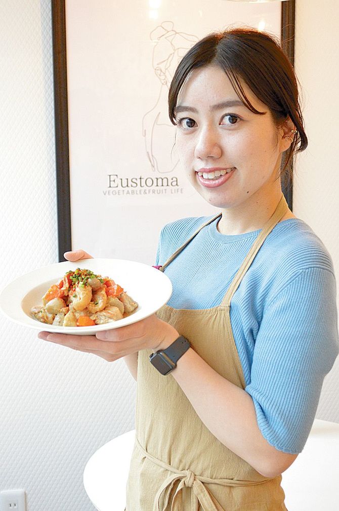 ベジタブル＆フルーツマイスターの資格を持つ店長の梁田桃子さん