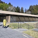 隈研吾さん設計の屋根ルーバーはアルミ材に　馬頭広重美術館が改修完了　14日に記念式典