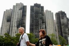 香港高層火災、住民一時帰宅へ