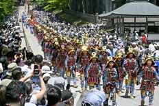 日光東照宮で「千人武者行列」　勇ましく参道練り歩く　５年ぶりコロナ禍前…