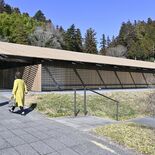 隈研吾さん設計の屋根ルーバーはアルミ材に　馬頭広重美術館が改修完了　1…