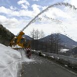 例年より多い雪を勢いよく吹き上げ　日光・国道120号で除雪作業　金精道…
