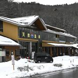 東京・浅草から乗り換えなしで行ける「銀世界」道の駅湯西川　鉄道駅と一体…