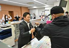 職員ら40人真剣 強盗想定し訓練