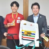 ブリッツェン沢田　宇都宮市長にマウンテンバイクXCO優勝を報告