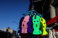 強盗団ではなく