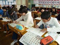 見出し付けに挑戦／鹿沼市南摩小