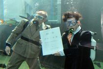 水遊園で水中入社式