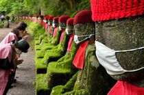 マスク姿の地蔵ずらり 日光