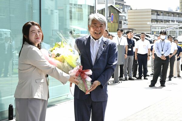 ２期目の初登庁に臨んだ浅野市長(中央)
