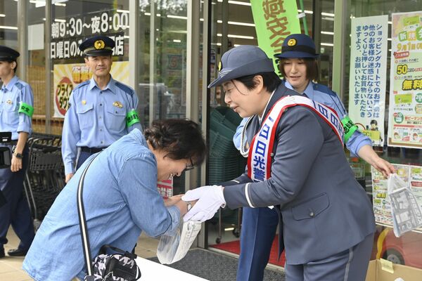 詐欺被害防止を呼びかける大島さん（右）