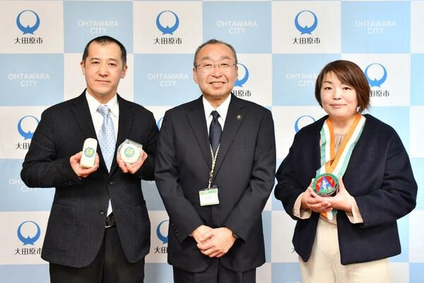 相馬市長（中央）を表敬訪問したデーリィーファーム富士山の高橋夫妻