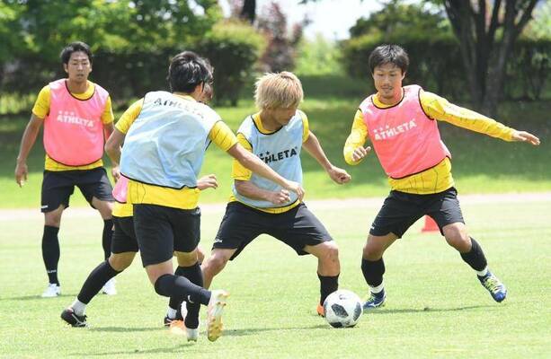 北関東ダービーに向けて熱のこもった練習を行う栃木ＳＣの選手たち＝壬生町総合公園