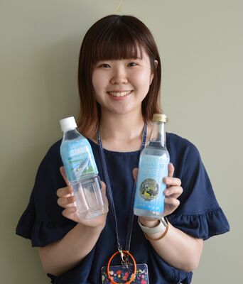 ＬＲＴ開業記念ラベルの強炭酸水「スパークリング泉水」（右）と、炭酸なしの飲料水「泉水」（左）
