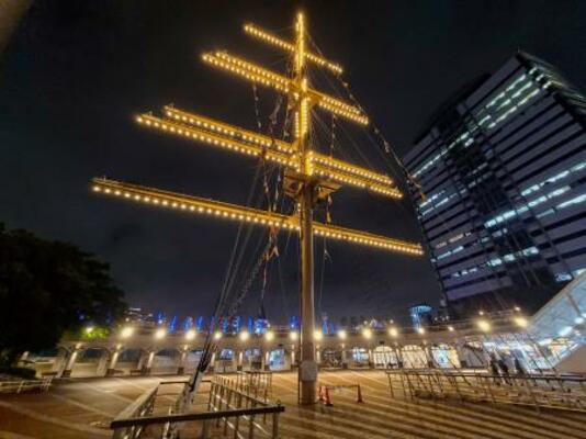　竹芝客船ターミナルの広場に立つ巨大マスト＝東京都港区