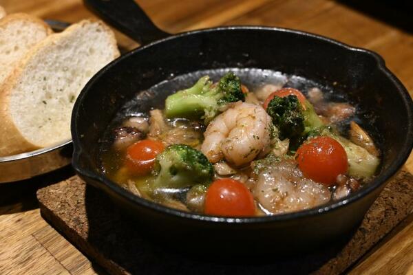 うまみの詰まった熱々の「らんたんアヒージョ」