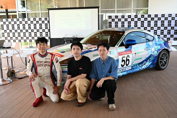 新車両のデザインを担当した矢島さん（中央）とドライバーの鶴賀さん（左）ら＝28日午後、宇都宮市