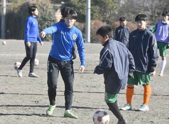 大学生の指導を受ける中学生たち