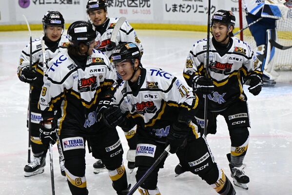 第２クオーター35秒、バックスのＦＷ大津（中央）が追加点を挙げ、仲間と喜ぶ＝日光霧降アイスアリーナ