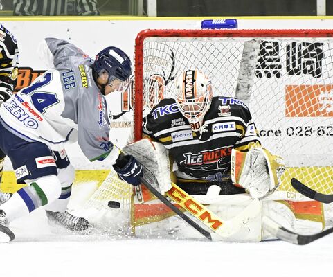 第2ピリオド6分、キルプレーの中、ゴールを懸命に守るバックスのGK・大塚(右)=日光霧降アイスアリーナ、森田大地撮影