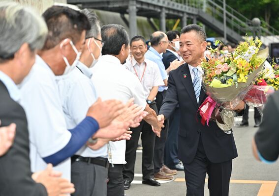 職員らと握手しながら初登庁する松井市長
