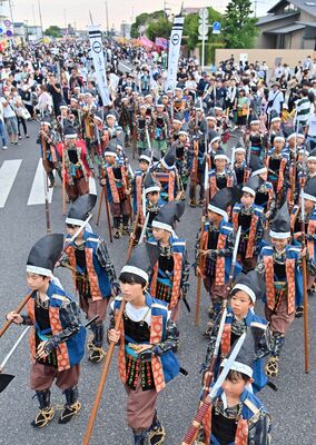 ４年ぶりに行われた武者行列で練り歩く子どもたち＝４日午後５時25分、大田原市中央２丁目