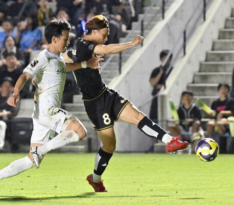 後半37分、栃木シティのＭＦ森（右）がシュートを放つ＝ＣＦＳ、広瀬華撮影