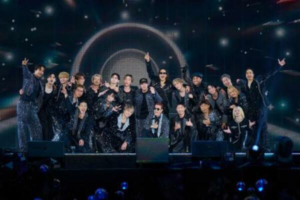 　東京ドームのステージで写真に収まる「ＥＸＩＬＥ」のメンバー