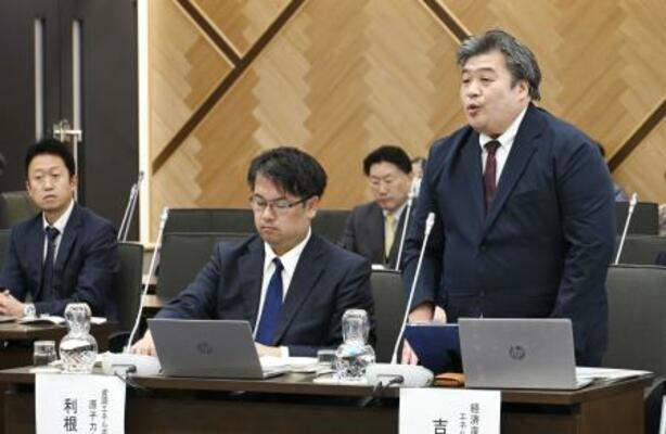 北海道議会の連合審査会で発言する国の担当者(右端)=20日午前