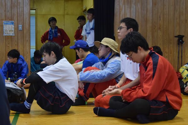強歩の打ち切りが決定し肩を落とす生徒
