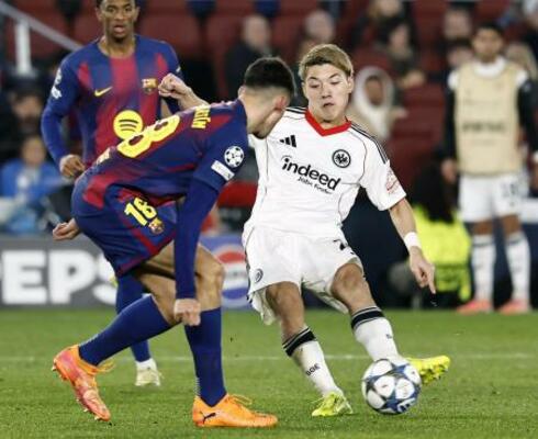 バルセロナ戦でゴールを狙うEフランクフルトの堂安(右)=バルセロナ(共同)