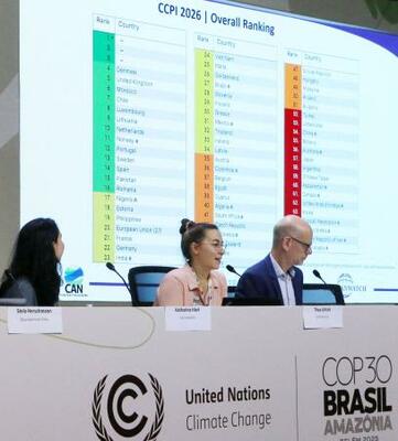 　ＣＯＰ３０の会場で記者会見する「ジャーマンウオッチ」などの研究チーム＝１８日、ブラジル・ベレン（共同）