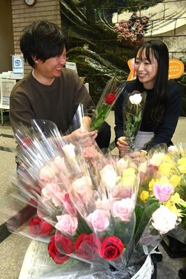 バラを選ぶ新婚カップル