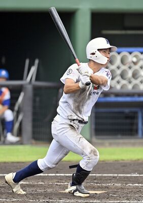 ９回、佐野日大の桜井が右越えにソロ本塁打を放つ＝茨城県のひたちなか市民球場、森田大地撮影