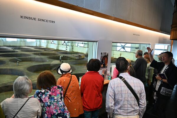しょうゆの仕込み蔵を見学する来場者