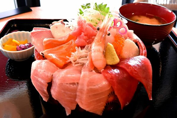 器から具材がはみ出したド迫力の「豪快海鮮丼」