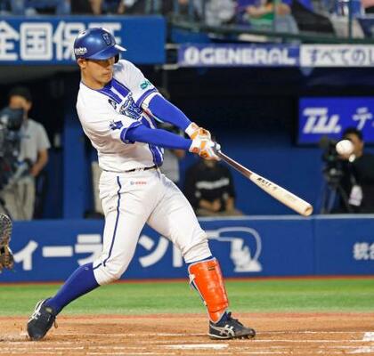 　２回ＤｅＮＡ１死一、三塁、松尾が右前に先制打を放つ＝横浜