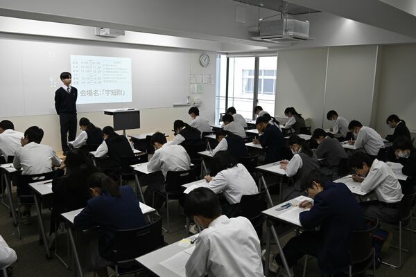 下野新聞模擬テストに臨む中学生たち＝27日午後、宇都宮短大付属高