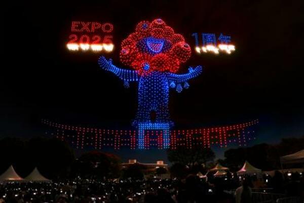 　大阪・関西万博開幕１周年記念イベントのドローンショーで、夜空に浮かび上がった「ミャクミャク」＝１２日夜、大阪府吹田市の万博記念公園