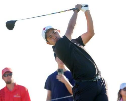 　第２ラウンド、１４番でティーショットを放つ金谷拓実。通算８アンダーで６位＝ワイアラエＣＣ（共同）