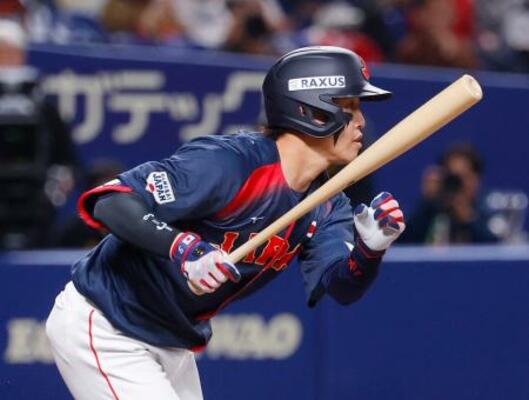 　５回日本代表１死一、三塁、小園が中前に適時打を放つ＝バンテリンドーム