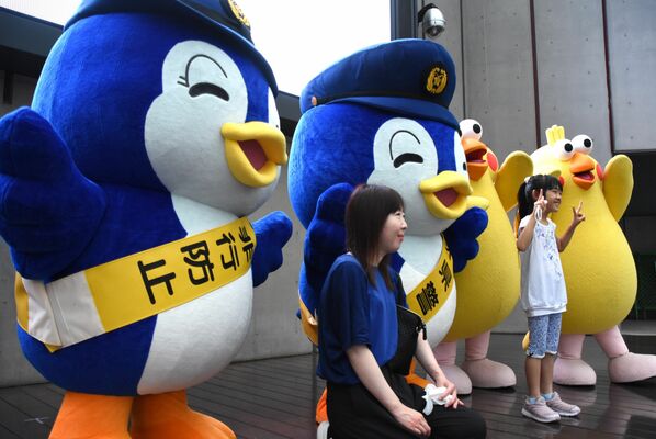 青少年らにＳＮＳ利用時の注意点を呼びかけた広報啓発活動＝９日午前、宇都宮市江野町