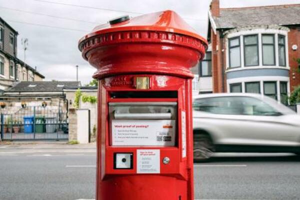 　英国のロイヤルメールが全国に導入する新型ポスト（ロイヤルメール提供・共同）